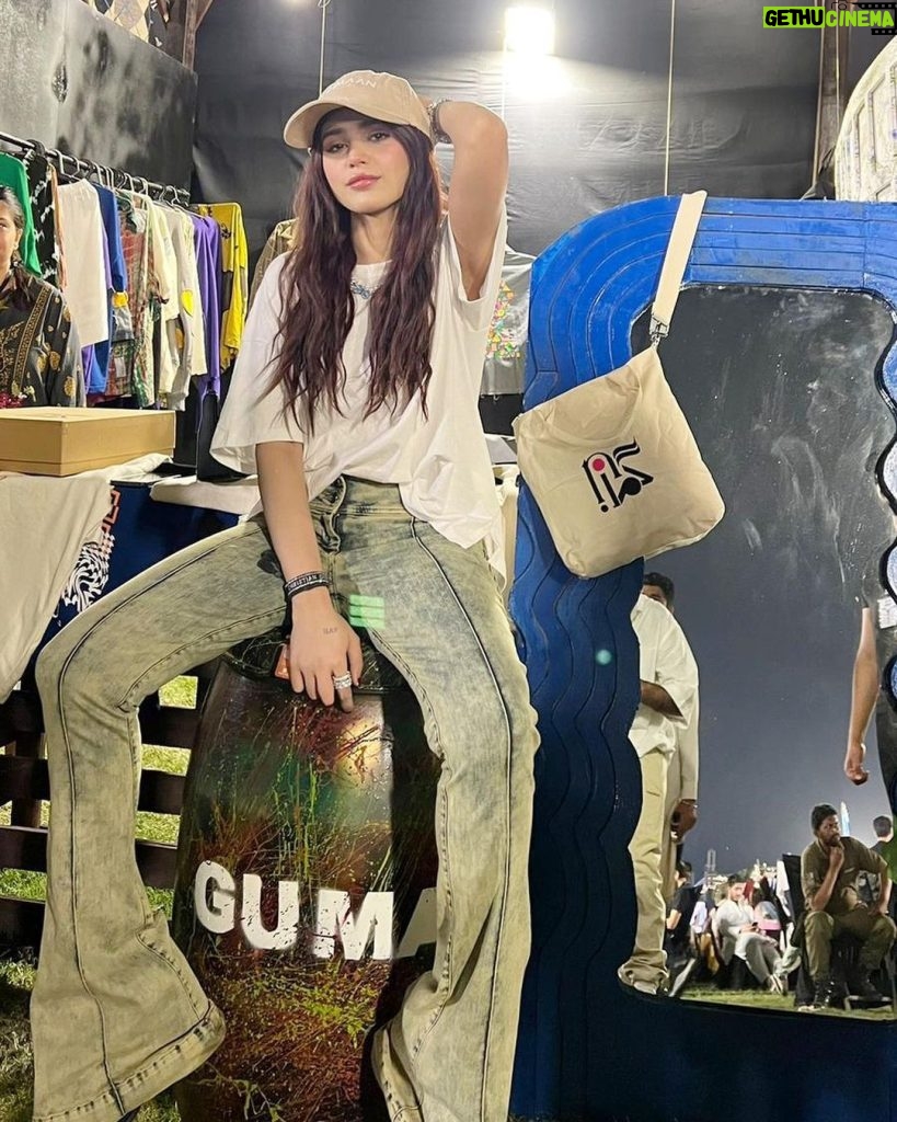 Aima Baig Instagram - Us at @mashionbazaar by @mashionpk I had alot of fun. Food, fits, people it was all just very cozy 💕 Once again congrats to @alixeeshantheaterstudio on building this huge empire. Keep making us more proud 🥹