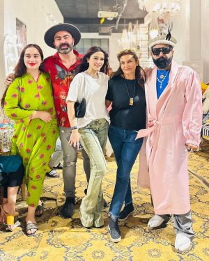 Aima Baig Instagram - Us at @mashionbazaar by @mashionpk 
I had alot of fun. Food, fits, people it was all just very cozy 💕

Once again congrats to @alixeeshantheaterstudio on building this huge empire. Keep making us more proud 🥹