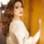 Aima Baig Instagram - I thought lets get done w the close-up shots first then we walk - ✨ @abdulsamadzia 📸 @sairajaffery 👗 Makeup & hair @ayan_khanofficial @luxstylepk #luxstyleawards