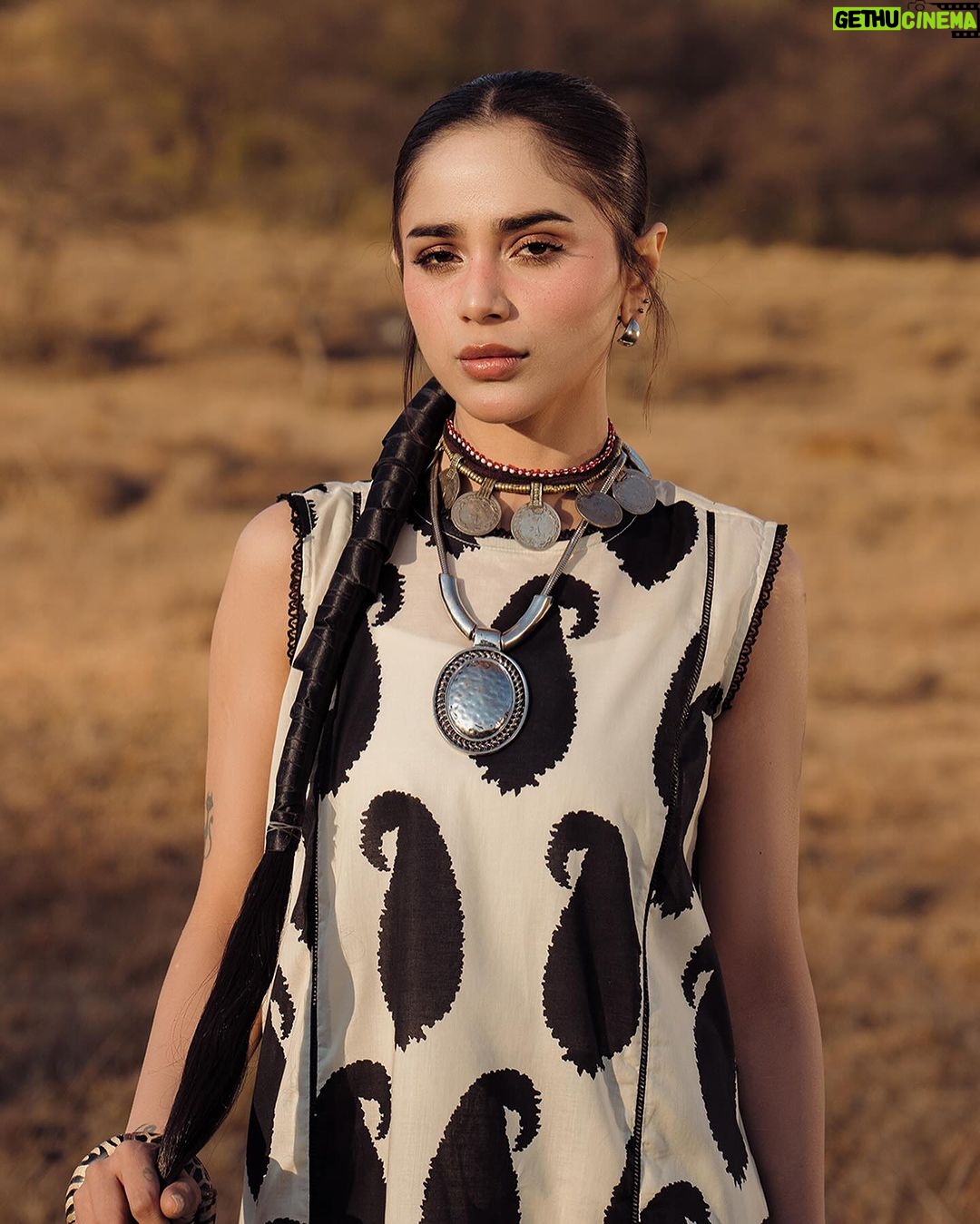 Aima Baig Instagram - READY TO WEAR – SPRING SUMMER Nature-inspired prints, fun colour palettes & modern silhouettes – spring never looked this good! Product Code: 0002SDY24V24 Available now in-stores and online #sapphire #sapphirepk #sapphirepakistan #sapphireonline #sapphirereadytowear #readytowear #readytowearspring