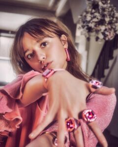 Aimee Lou Wood Instagram - Big Rock Energy 💎 @swarovski you make me feel resplendent. Swipe for some lusciousness ➡️ #Swarovski #RevealYourFacets