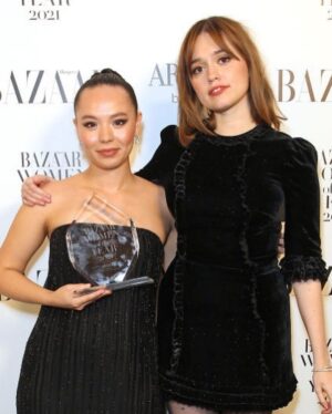 Aimee Lou Wood Instagram - GORGEOUS NIGHT WITH GORGEOUS PEOPLE.
Thank you @bazaaruk for inviting me to present a thoroughly deserved award to the truly incredible @somasara. 
Met so many of my heroes my heart was bursting and it kinda hurt. But in a nice way. So special to experience it with my effervescent and radiant best friend  @belzyday