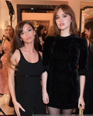 Aimee Lou Wood Instagram - GORGEOUS NIGHT WITH GORGEOUS PEOPLE.
Thank you @bazaaruk for inviting me to present a thoroughly deserved award to the truly incredible @somasara. 
Met so many of my heroes my heart was bursting and it kinda hurt. But in a nice way. So special to experience it with my effervescent and radiant best friend  @belzyday