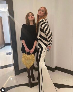 Aimee Lou Wood Instagram - GORGEOUS NIGHT WITH GORGEOUS PEOPLE.
Thank you @bazaaruk for inviting me to present a thoroughly deserved award to the truly incredible @somasara. 
Met so many of my heroes my heart was bursting and it kinda hurt. But in a nice way. So special to experience it with my effervescent and radiant best friend  @belzyday