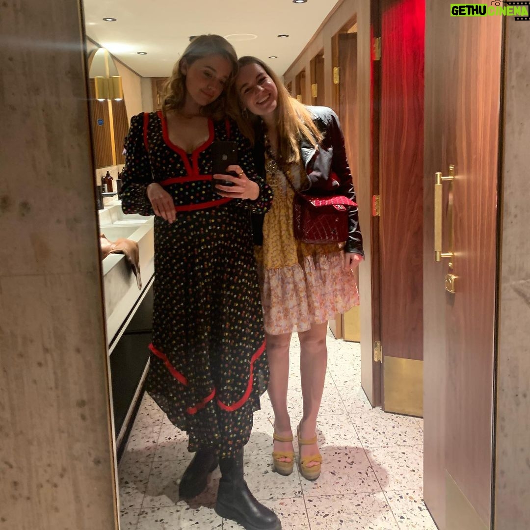 Aimee Lou Wood Instagram - Nothing better than a wholesome dump