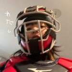 Aimyon Instagram - この前、「お化粧直ししよっかなーん🫦」って 洗面所で言ってたら5歳の姪っ子に 「夜やのにー？」って言われたねんけど 「夜やからやで？」って言うのは辞めといた。 女キャッチャーです。お腹減ってます。