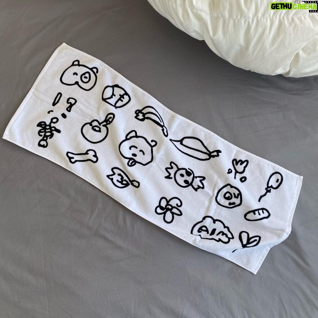 Aimyon Instagram - 今回のツアータオルをデザインする時に私がラフで描いた絵、そのままタオルにしてみた。誰がいるねん？って感じやけど、ファンクラブ限定のデジタルガチャガチャで当たるんやで🐹🐶🐼ライブの日に1日1回、まあせるよ。きょう札幌2日目、よろしく〜！🦊
