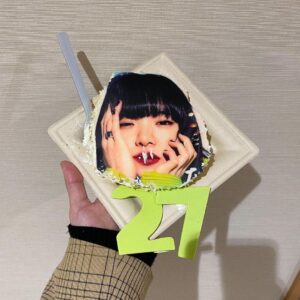 Aimyon Instagram - 誕生日祝ってくれてありがとう！
今日あいみょん(27)になりました。
健康と落とし穴に気をつけて、
これからもヘソ出したり曲出したりして
楽しく頑張ります！
そんで、18祭、凄かった。
オンエアが終わったらまた色々と振り返りたい。
ほんまに特別な日になったよ。
参加してくれた18世代のみんなに心から感謝。
私はむしろかっこ悪いところも見せてしまったけど。
それも含めて全部が、みんなにとって
「あの日の良い思い出」になりますように。
この日のために作った曲が、
これからもみんなの身体の片隅で鳴り続けて欲しい。
みんなの歌声、最高でした。
今年の18祭に私を選んでくれた
スタッフの皆様にも本当に感謝です。
ありがとうございました。
頂いたケーキ、顔だけくり抜いてお皿に盛ろうとしたら、
ひっくりかえっちゃって！救出したけど、
鼻水出てるみたいになった🐶❕❕❕❕