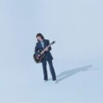 Aimyon Instagram - 愛を知るまでは MUSIC VIDEO p.s このめっちゃ綺麗な青い空やカラフルな風も、 今を生きてなければ見られなかった景色だと思うと、 自分が導いた道は、 きっと間違いではなかったような気がします。 自分が書き出した音楽に、 こんな最高な景色が付いてくるなんて。 これからだって楽しみになる。 だからまだこれからも死ねない！
