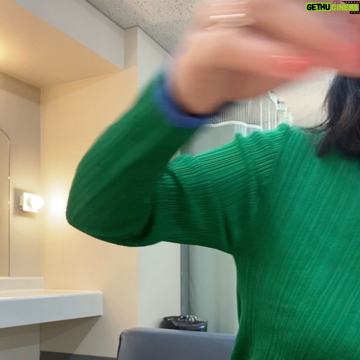 Aimyon Instagram - ツアーのデジタルパンフレットに惜しくも投稿されなかった動画です。デジタルパンフ楽しいよ。 メリークリスマスイブ✌🏻