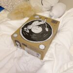 Aimyon Instagram - この前、宅配ボックス開けて変な声出た。 ほんまに届くんやねこれ。 うちにも偶然。ラッキー。嬉しい。 Amamyon box 📦 design:とんだ林蘭