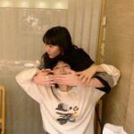 Aimyon Instagram - イブの日。普通にツアーグッズ着て来た。 お小遣いあげたくなった。 来年もよろしく。❕