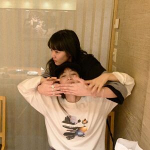 Aimyon Instagram - イブの日。普通にツアーグッズ着て来た。
お小遣いあげたくなった。
来年もよろしく。❕