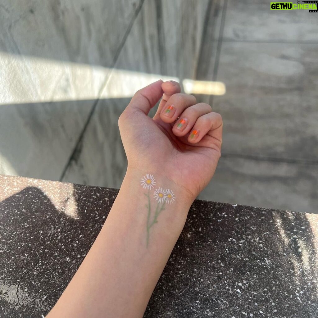 Aimyon Instagram - 最近ステージ立ってる時 アイライナーで血管なぞって花描いてるんやけど流石に誰も気づいてないかな🦑 これはハルジオン🪿🥏 血管ってめっちゃ茎やな🐍🪷 p.s 今年はあんまり使ったことない絵文字も積極的に使おうと何となく決めたんやった。🤿