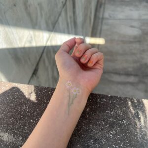 Aimyon Instagram - 最近ステージ立ってる時
アイライナーで血管なぞって花描いてるんやけど流石に誰も気づいてないかな🦑
これはハルジオン🪿🥏
血管ってめっちゃ茎やな🐍🪷

p.s 今年はあんまり使ったことない絵文字も積極的に使おうと何となく決めたんやった。🤿