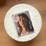 Aimyon Instagram - 私は小さい頃から収集癖がすごくて、 とにかく色んな物をコレクションしてます。 実家に住んでた頃は、 日本一ちいさなヴィレバンを目指してました🐨 好きになったらとことん大好きになります。 我が家に遊びに来てくれたら是非ぜんぶ見せたい。 永遠に喋れるよ！可愛い物すき！ いつもはしゃいで動きまわる撮影が多いけど、 今回は「コラ！とにかく動きなさんな！」 と言われながらの真面目な私がいたりします。 みた？みてね🦭🪩動き回ってるのもあるけど🦭🪩