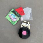 Aimyon Instagram - 瞳はレコードに似てるから、 自分の音楽もコンタクトレンズみたいに 誰かの瞳に落ちて全身に響いてくれたらいいな。 4枚目のアルバム、瞳へ落ちるよレコード！ 遂にレコードになりました！ 今日発売です。もう持ってるべ！ってみんなありがとう！ 瞳へ落ちたよレコードって人が増えますようにっ(はーと) 30年後とかにジャケの角が剥げたり丸くなったり、 大切にされてたこのレコードを見れる未来が来るとええなぁ( ◠‿◠ )🛸