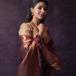 Aishwarya Lekshmi Instagram – The Art 🪄

My lovely lovely @aishu__ 💕as portrayed part of series Maanavatvam, India 2023. 

For @grihalakshmi_ 

Shot by @arifminhaz 

Photo Asst @thejaswitanneru 
Visual Consultant @jaisonant 
Styled by @niru05_raghupathy 
Wearing @kankatala_ 
AMP Archives India 

#grihalakshmi #maanavatvam #aishwaryalekshmi #alphatownbyarifminhaz #shotbyarifminhaz #magazinecover