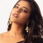 Aishwarya Rajesh Instagram - Black beauty ❤️ Photography @prachuprashanth Styling @soigne_official_ Makeup @ananthmakeup Saree @anyaonline.in