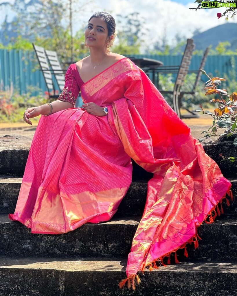 Aishwarya Rajesh Instagram - Always feels good when in saree ❤️❤️