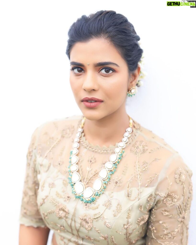 Aishwarya Rajesh Instagram - Stop acting so small. You are the universe in ecstatic motion. Wearing this lovely outfit @gundu.malli Photography @varuun.jpg Makeup @ananthmakeup Jewellery @fedha_by_challani