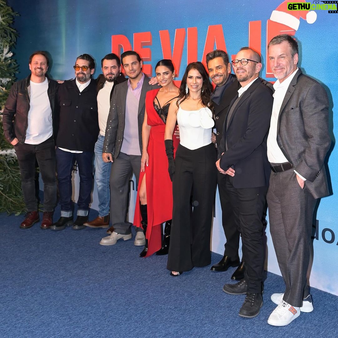 Aislinn Derbez Instagram - Increíble la premiere de @deviajeconlosderbez donde presentamos los últimos episodios que salen este viernes! Gracias a todo el equipo de producción que detrás de cámaras hacen esta serie posible🥰.