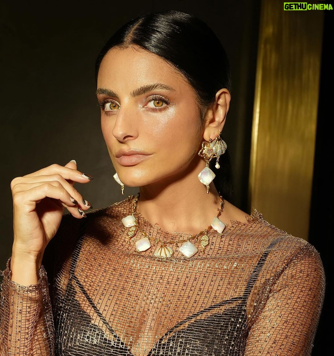 Aislinn Derbez Instagram - ¿Aún no tienes regalos para esta Navidad? La nueva colección “Venus” que creamos en @morenacorazon está de ensueño y cada pieza tiene simbolismos profundos. Checa la pag web de @morenacorazon para ver toda la colección y recuerda que hacemos envíos a todo el mundo!😍