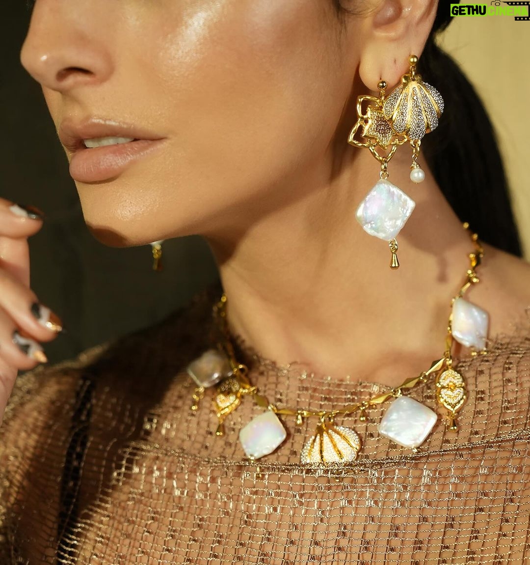 Aislinn Derbez Instagram - ¿Aún no tienes regalos para esta Navidad? La nueva colección “Venus” que creamos en @morenacorazon está de ensueño y cada pieza tiene simbolismos profundos. Checa la pag web de @morenacorazon para ver toda la colección y recuerda que hacemos envíos a todo el mundo!😍