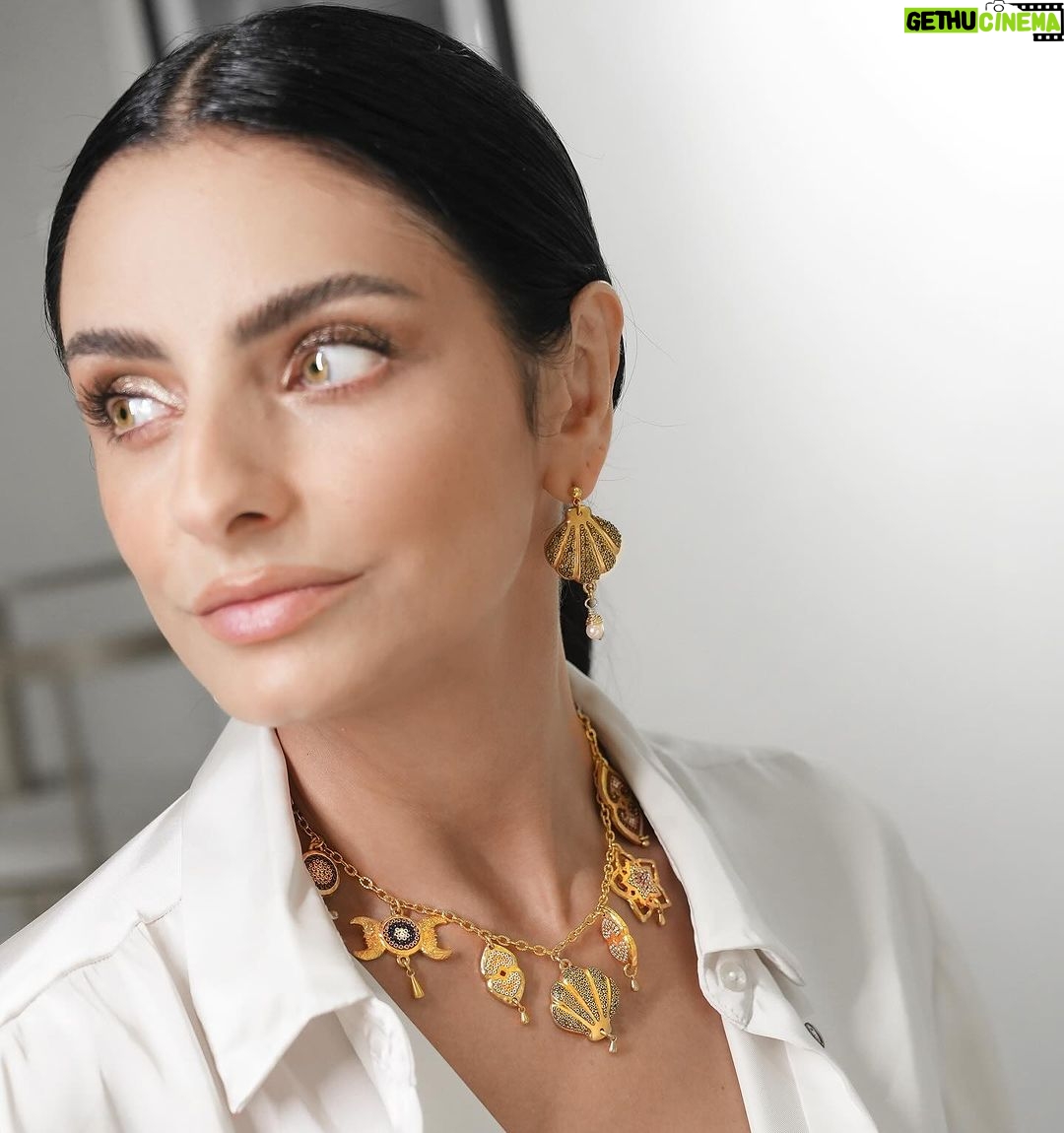 Aislinn Derbez Instagram - ¿Aún no tienes regalos para esta Navidad? La nueva colección “Venus” que creamos en @morenacorazon está de ensueño y cada pieza tiene simbolismos profundos. Checa la pag web de @morenacorazon para ver toda la colección y recuerda que hacemos envíos a todo el mundo!😍