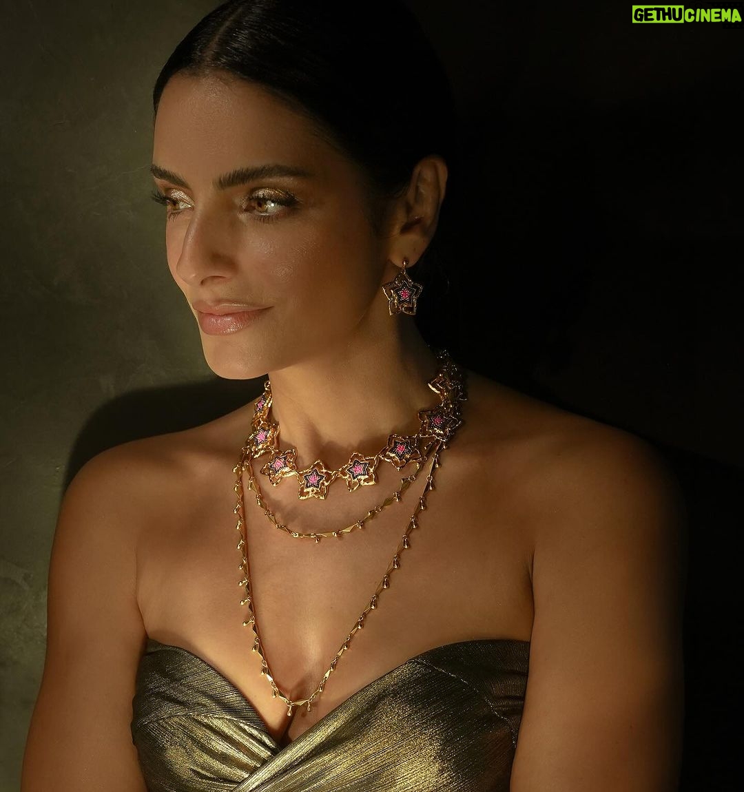 Aislinn Derbez Instagram - ¿Aún no tienes regalos para esta Navidad? La nueva colección “Venus” que creamos en @morenacorazon está de ensueño y cada pieza tiene simbolismos profundos. Checa la pag web de @morenacorazon para ver toda la colección y recuerda que hacemos envíos a todo el mundo!😍
