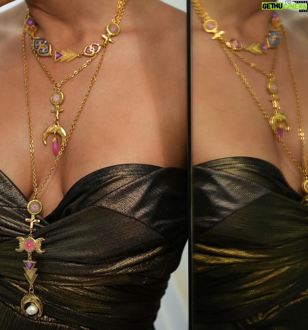 Aislinn Derbez Instagram - ¿Aún no tienes regalos para esta Navidad? La nueva colección “Venus” que creamos en @morenacorazon está de ensueño y cada pieza tiene simbolismos profundos. Checa la pag web de @morenacorazon para ver toda la colección y recuerda que hacemos envíos a todo el mundo!😍