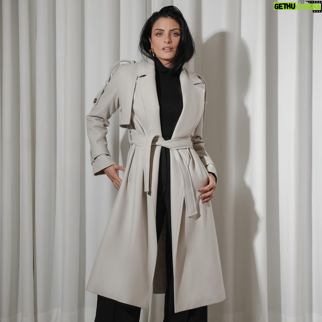 Aislinn Derbez Instagram - ¿No sabes que regalar de Navidad? Aquí te dejo esta nueva colección que creamos en @merkaba_mx para verte súper elegante y no tener frío este invierno… Checa la pag web de @merkaba_mx para ver más opciones de colores y diseños! Envíos a todo el 🌎 📸 @ambrosio_photo