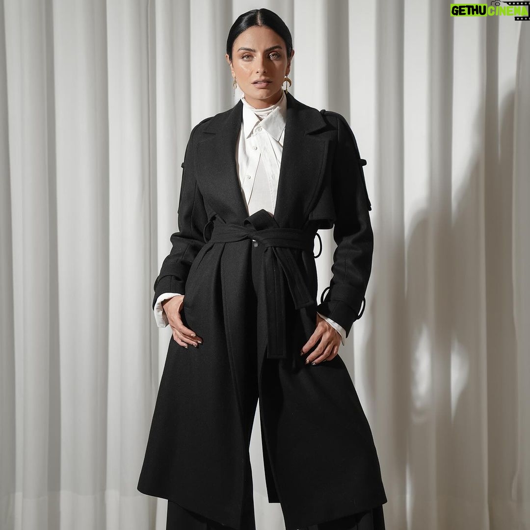 Aislinn Derbez Instagram - ¿No sabes que regalar de Navidad? Aquí te dejo esta nueva colección que creamos en @merkaba_mx para verte súper elegante y no tener frío este invierno… Checa la pag web de @merkaba_mx para ver más opciones de colores y diseños! Envíos a todo el 🌎 📸 @ambrosio_photo