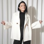 Aislinn Derbez Instagram - ¿No sabes que regalar de Navidad? Aquí te dejo esta nueva colección que creamos en @merkaba_mx para verte súper elegante y no tener frío este invierno… Checa la pag web de @merkaba_mx para ver más opciones de colores y diseños! Envíos a todo el 🌎 📸 @ambrosio_photo
