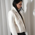 Aislinn Derbez Instagram - ¿No sabes que regalar de Navidad? Aquí te dejo esta nueva colección que creamos en @merkaba_mx para verte súper elegante y no tener frío este invierno… Checa la pag web de @merkaba_mx para ver más opciones de colores y diseños! Envíos a todo el 🌎 📸 @ambrosio_photo