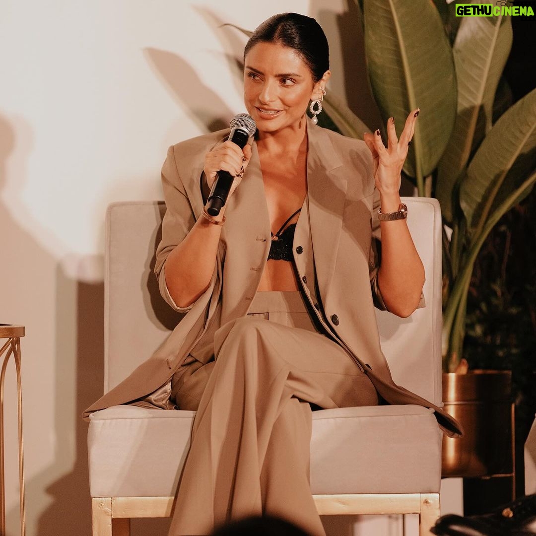 Aislinn Derbez Instagram - El panel de @omega se puso muy bueno, filosofamos acerca del tiempo y ya saben que las pláticas intensas es lo mío, así que la pasé bomba😂🥰. Amo ser parte de la familia @omega y compartir con mis adorados @diego @karlasouza @diegocalva @ninoaloisi