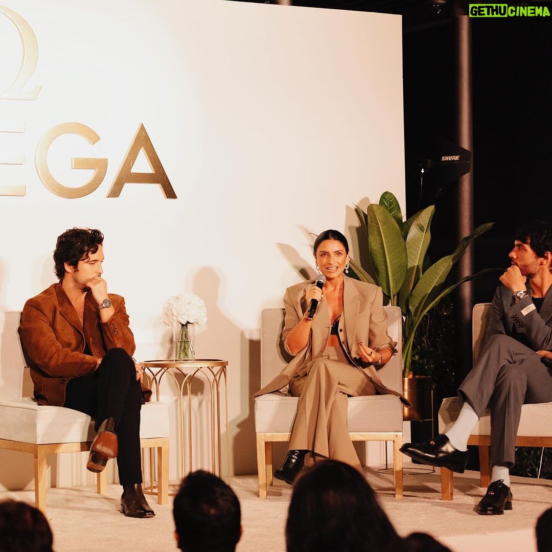 Aislinn Derbez Instagram - El panel de @omega se puso muy bueno, filosofamos acerca del tiempo y ya saben que las pláticas intensas es lo mío, así que la pasé bomba😂🥰. Amo ser parte de la familia @omega y compartir con mis adorados @diego @karlasouza @diegocalva @ninoaloisi