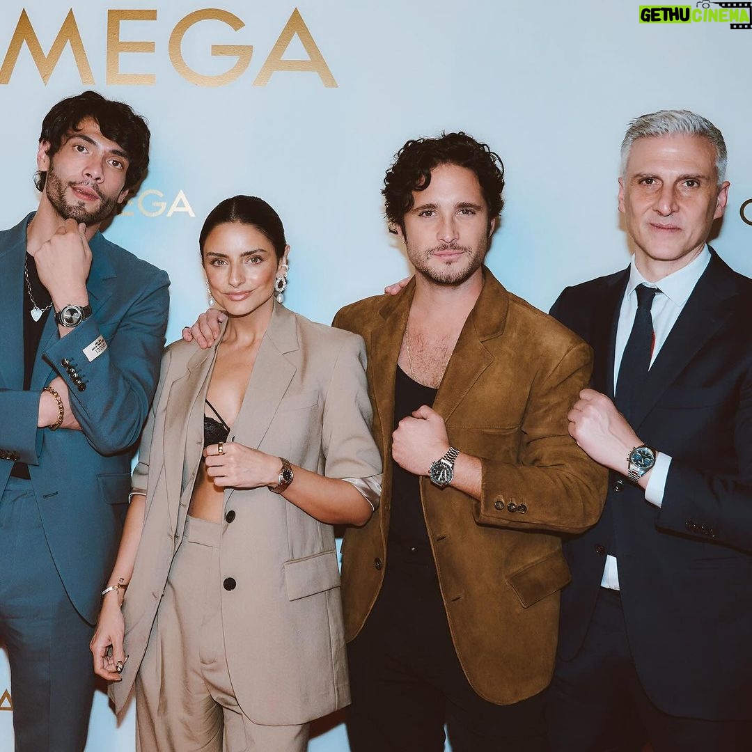 Aislinn Derbez Instagram - El panel de @omega se puso muy bueno, filosofamos acerca del tiempo y ya saben que las pláticas intensas es lo mío, así que la pasé bomba😂🥰. Amo ser parte de la familia @omega y compartir con mis adorados @diego @karlasouza @diegocalva @ninoaloisi