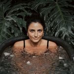 Aislinn Derbez Instagram - La incomodidad siempre nos hace crecer… el problema es que cuando la incomodidad llega sin que la busquemos, puede ser tan dolorosa o traumática que sólo pongamos resistencia… Curiosamente cuando la exposición a la incomodidad es voluntaria se puede volver de las experiencias más transformadoras… y los hielos es una de tantas… Les dejo unas fotos de un día muy especial en @elclubdelhielo : 1. Meterme a los hielos siempre me da pánico, al grado de que antes de meterme casi siempre me suelto de la panza🥴🤣, pero una vez que estuve dentro @begogarcia me ayudo a encontrar mi paz en la incomodidad 🫶🏻. 2. Me llevé arrastrando a mi hermana y mi cuñado pero al final fueron muy felices y lo agradecieron😅. 3. La master class de 5 hrs que da @begogarcia es brutal… aprendí mil cosas impactantes sobre mi cuerpo/ anatomía/ la ciencia detrás de la respiración y la exposición al frío, entre muchas otras cosas. 4. Hicimos ejercicios de respiración que nos llevaron a otra dimensión🤯😂. 5. Nunca antes había soportado meter las manos por el nivel de dolor que me da, aquí mi concentración máxima para no sacarlas 😂. Siempre que hago esto la recompensa es muy grande y hermosa. Gracias @elclubdelhielo 😘 📸 @begogarcia