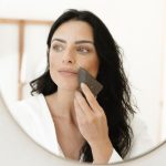 Aislinn Derbez Instagram - Sientes que tu piel anhela suavidad y renovación? ✨ Deja que nuestro Jabón Exfoliante de Tea Tree & Carbón Activado sea tu aliado. 👉🏼 Te traemos las razones por las cuales exfoliar tu piel es esencial para revelar su belleza natural. 👌🏻 ¡Dale a tu piel la atención que se merece con AMAI! #BellezaNatural #CuidadoSostenible #EcoFriendly #ReconectaConLaNaturaleza #SinParabenos #SinSulfatos #PielSaludable