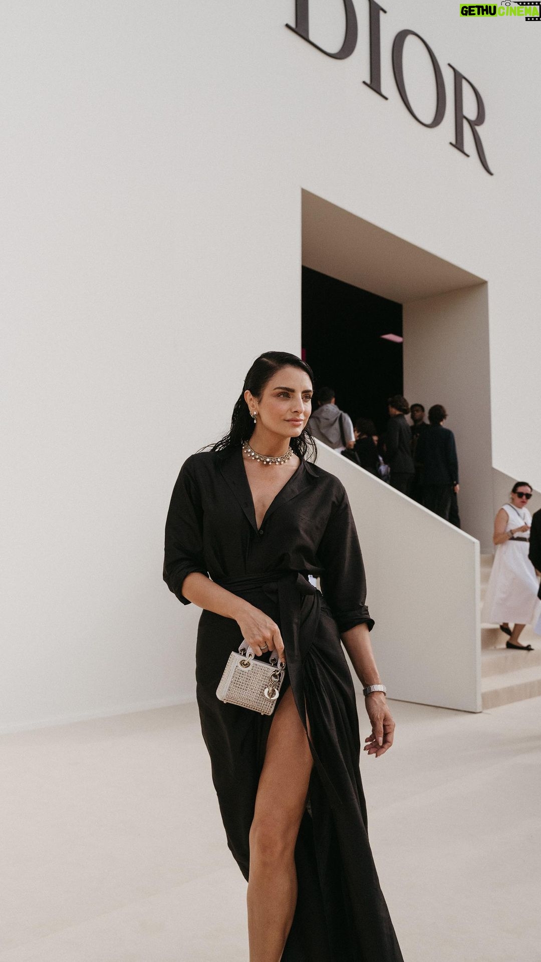 Aislinn Derbez Instagram - La semana de la moda de París continúa. Acompañamos a #AislinnDerbez en su #GRWM para asistir al desfile de Dior Primavera- Verano 2024. Sigue de cerca todas las pasarelas de #PFW en nuestro link en bio.