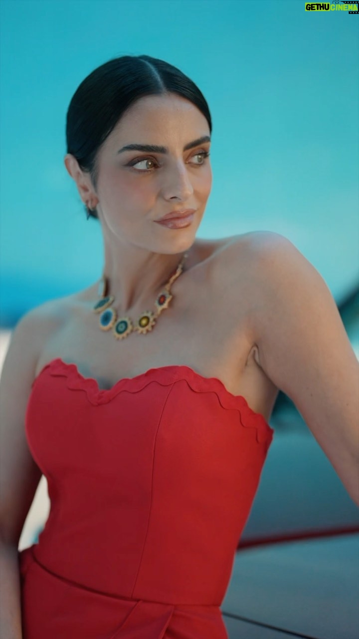 Aislinn Derbez Instagram - La nueva #BuickEncore se adapta totalmente a mis cambios, experiencias, ritmos y acompañantes. Porque cuando se trata de conducir, solo #TúDecides cómo moverte y yo seleccioné la SUV que siento que mejor encaja con mi personalidad🥰. @buickmexico #TeQueda #TúDecides #NuevaBuickEncore