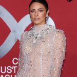 Aislinn Derbez Instagram - Que honor ser invitada a los premios anuales CNMI de la moda sostenible, los cuales están orientados a llevar el diseño circular a la cima de la agenda creativa de la industria de la moda italiana. @cameramodafashiontrust #cnmisustainablefashionawards Styling @marmolviejo Dress @iann_dey Makeup @stanislaomakeupartist 📸 @whiteteeblackdress Teatro Alla Scala Milano
