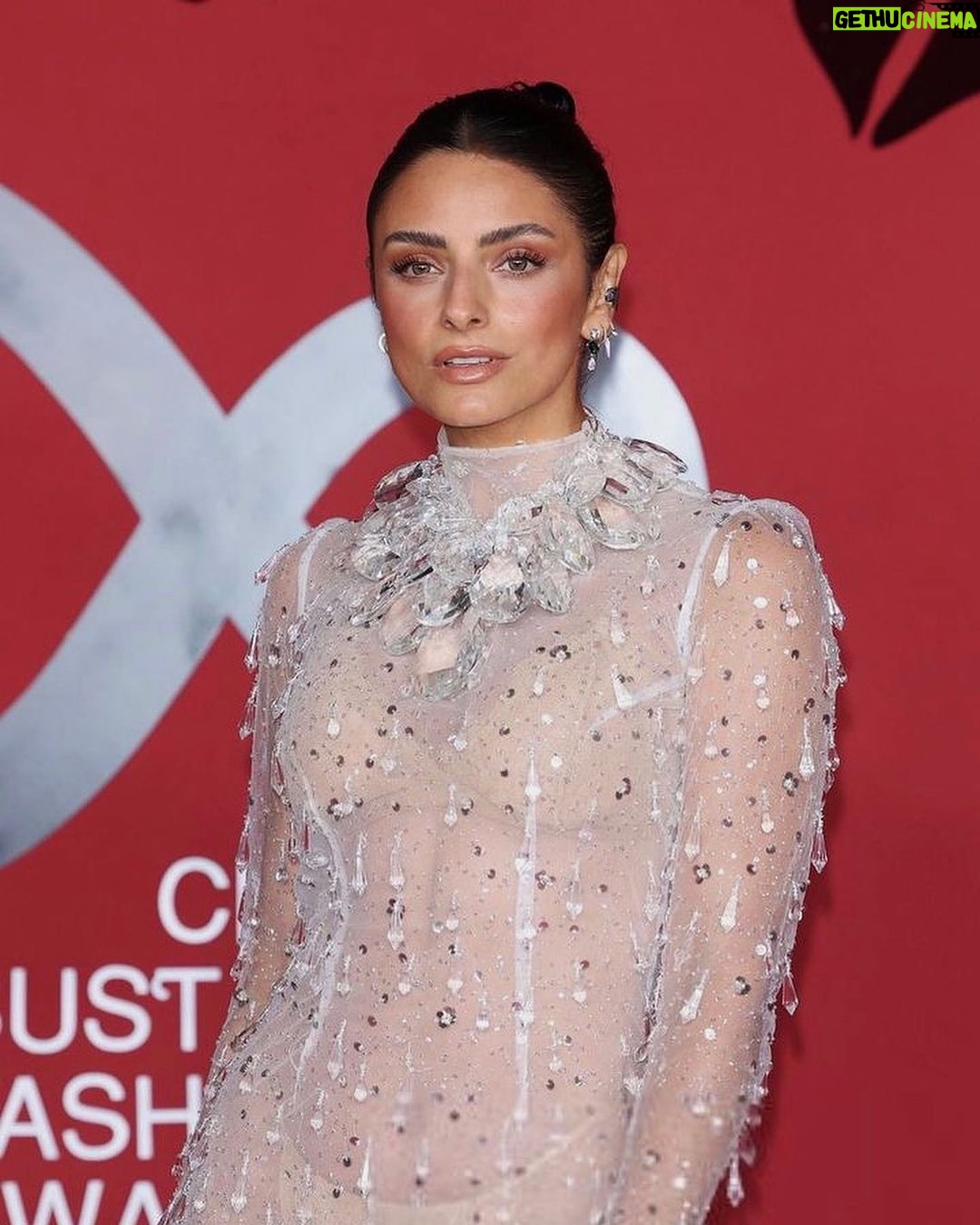 Aislinn Derbez Instagram - Que honor ser invitada a los premios anuales CNMI de la moda sostenible, los cuales están orientados a llevar el diseño circular a la cima de la agenda creativa de la industria de la moda italiana. @cameramodafashiontrust #cnmisustainablefashionawards Styling @marmolviejo Dress @iann_dey Makeup @stanislaomakeupartist 📸 @whiteteeblackdress Teatro Alla Scala Milano