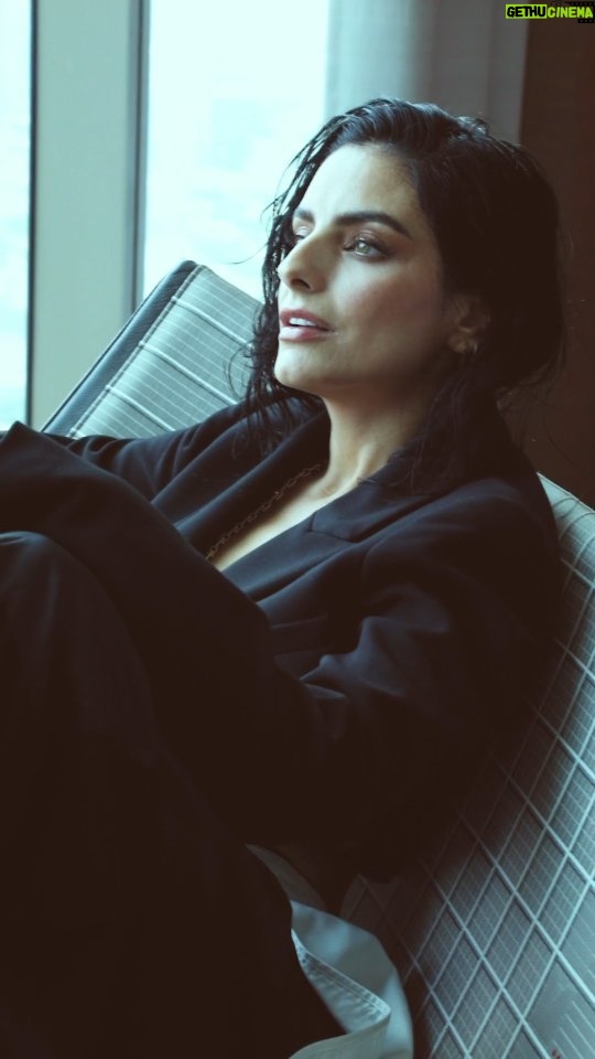 Aislinn Derbez Instagram - Nuestra #CoverGirl de septiembre, @aislinnderbez, revela para #CosmoMx cómo define su estilo a la hora de vestir 😍 ¡Entérate de todo y corre por esta increíble edición impresa! Fotos: @weshootmuch Styling: @marmolviejo Makeup: @chentechapitas Pelo: @gabiokka Locación: @sofitelmexicocity Entrevista: @joalferez Asistentes de moda: @orlandoheal1 @sebastianclares