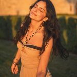 Aislinn Derbez Instagram - Llevaba años queriendo regalarme un viaje completamente sola y por fin lo cumplí! 🎉 Confieso que los últimos 3 años he estado en una racha continua de exceso de trabajo + ser mamá; y una parte de mi se sentía valiosa y orgullosa por vivir así, sin parar ni los domingos.. Pero últimamente me he dado cuenta que “hacer demasiado” sólo me entorpece y me apendeja. Literal se me atrofia la cabeza, se me olvidan las cosas, se satura mi energía, lo cual me hace menos consciente, menos amorosa conmigo misma y con los demás y entro constantemente en lugares de ansiedad, desconexión, comparación, competencia, intolerancia, agotamiento, saturación, insuficiencia, descuido… Porque cuando hacemos demasiado no hay espacio. No hay espacio para sentir, para enfocarnos, para observar, para cuidarnos, para ponernos atención, para ser creativ@, para disfrutar, para descansar, para las cosas que nos dan placer y nos hacen expandirnos, crecer y crear desde la autenticidad y el corazón. Amo trabajar y crear cosas nuevas, así que estoy aprendiendo nuevas maneras de “hacer” y de relacionarme con el trabajo, desde un lugar más suave, más libre, amoroso y menos apegado. Me encantaría no identificar tanto mi valor en lo que “hago” y poder simplemente “ser” y disfrutar cada vez más🥰. ¿Y a ti, te ha pasado? P.D. Por cierto, me di cuenta que para tener uno de los viajes más románticos de tu vida no necesitas estar acompañada… Toscana, Italy