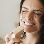Aislinn Derbez Instagram - Llevo 4 años usando solamente productos AMAI para mi pelo. Y si ven mis fotos de antes, nunca había tenido el pelo tan largo, abundante y sano como ahora y no es casualidad… Usar productos sin químicos es de lo más importante que podemos hacer para desintoxicar nuestro cuerpo… y con amainatural no sólo ayudas a tu cuerpo, también al planeta! 🌎 En @amainatural tenemos los mejores productos #ZeroWaste (sin plástico) y #CleanBeauty (100% naturales). Tenemos todo esto en barras!👇🏼 •Shampoos para diferentes tipos de pelo •Acondicionadores ultra hidratantes •Cremas corporales •Desmaquillante •Jabónes faciales •Jabónes corporales •Jabón íntimo Los encuentras en nuestra página amai.mx y en Amazon De venta en México, USA y Canadá (y para puntos de venta físicos revisen nuestra página web) 📸 @yessicacruzc