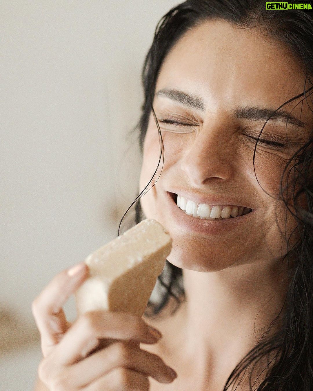 Aislinn Derbez Instagram - Llevo 4 años usando solamente productos AMAI para mi pelo. Y si ven mis fotos de antes, nunca había tenido el pelo tan largo, abundante y sano como ahora y no es casualidad… Usar productos sin químicos es de lo más importante que podemos hacer para desintoxicar nuestro cuerpo… y con amainatural no sólo ayudas a tu cuerpo, también al planeta! 🌎 En @amainatural tenemos los mejores productos #ZeroWaste (sin plástico) y #CleanBeauty (100% naturales). Tenemos todo esto en barras!👇🏼 •Shampoos para diferentes tipos de pelo •Acondicionadores ultra hidratantes •Cremas corporales •Desmaquillante •Jabónes faciales •Jabónes corporales •Jabón íntimo Los encuentras en nuestra página amai.mx y en Amazon De venta en México, USA y Canadá (y para puntos de venta físicos revisen nuestra página web) 📸 @yessicacruzc