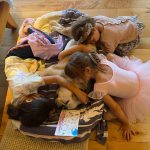 Aislinn Derbez Instagram - La muerte de Fiona nos agarró por sorpresa… afortunadamente se fue de la manera más tranquila y feliz. Creo que los que más sufren son los que se quedan… y ver a nuestras niñas confrontar por primera vez una muerte tan de cerca y ver la manera tan sabia, natural y valiente como lo hicieron, comprendiendo que la muerte es parte inevitable de la vida… es algo que quedará en mi corazón para siempre. Cuando yo era niña siempre me escondieron la muerte. Mi perrito Jazz de un día para otro desapareció de mi vista y sin mucha explicación, dejando una huella inconclusa de no entender qué había pasado, dejando la muerte como algo de lo que no se habla, algo que debe olvidarse rápido y a lo que hay que temerle mucho… Me alivia saber que para ellas pueda ser diferente. Me impresiona como un animalito puede impactar la vida de tantas personas, y como su partida nos puede llenar de lecciones profundas, de presencia absoluta y de valorar la vida más que nunca.