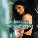 Aislinn Derbez Instagram - Hay muchas personas que me escriben sobre sus relaciones, que no saben si separarse o no, mucho miedo por los hijos… Yo no soy experta y no tengo mucho que aconsejarles, pero tengo una reflexión que compartir: Creo que hay parejas que nunca supieron como amarse y terminan odiándose y deseando jamás haberse conocido… Pero también hay muchas otras que se tienen un amor tan grande y profundo… pero que a la vez no son compatibles. Y a veces uno de los 2 puede confundirlo con “no quiso luchar” o “no me eligió”… y se guardan ciertos rencores… Pero cuando nos vamos mas allá del ego herido, podemos darnos cuenta que a veces, además del amor, hay una falta de compatibilidad real, donde tu libertad me asfixia o mi libertad te encarcela, donde tu esencia me limita o mi esencia te marchita, donde no tenemos el mismo proyecto de vida; y que va mas allá de “echarle ganas” o de “luchar porque el amor todo lo puede”… Y es ahí donde vale la pena reflexionar y darnos cuenta que no necesariamente tenemos que encajar en moldes normales. Que no nos tenemos que perder el uno al otro, sino que podemos seguir acompañándonos de otras maneras. Que hay muchas maneras hermosas de relacionarnos y que la vida es más que lo que la sociedad ha dictado como “relaciones normales”. Y que lo normal no tiene nada que ver con las posibilidades reales de la vida y del corazón. ¿No crees que pueda ser más valioso y enriquecedor explorar lo que la incompatibilidad junto con el amor quieren mostrarnos, en lugar de asfixiarlo en un molde que dañaría ese vínculo de manera irreparable? Te leo…